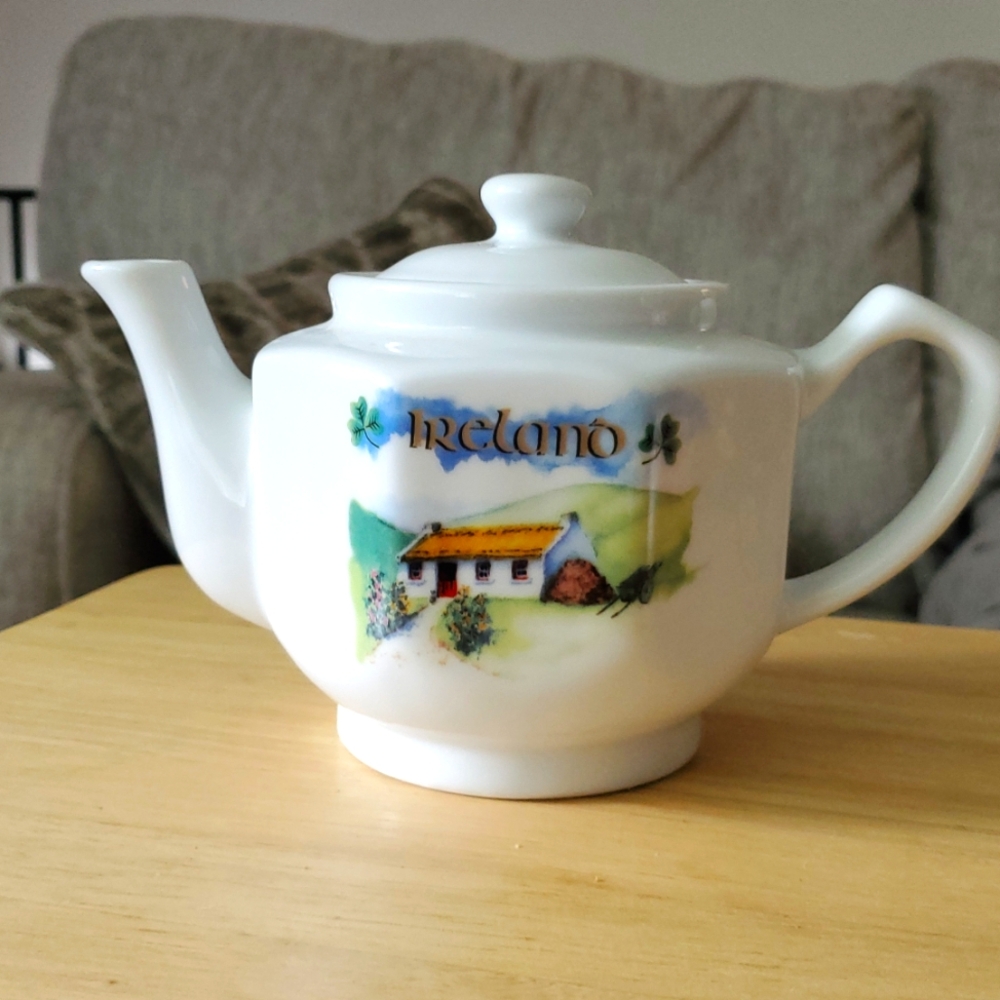 Vintage IRELAND cottage teapot